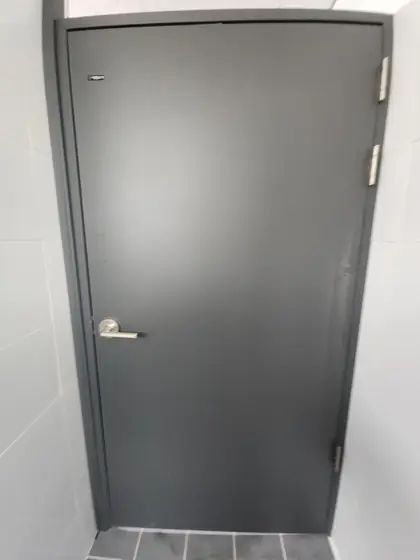 사무실 화장실 문 수리 — 닫힌 화장실 문 정면