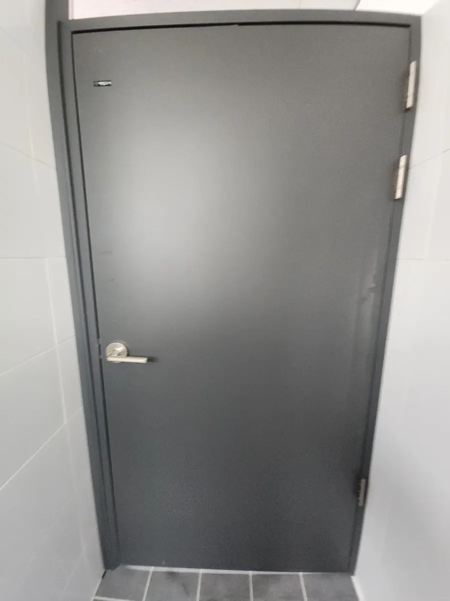 사무실 화장실 문 수리 — 닫힌 화장실 문 정면