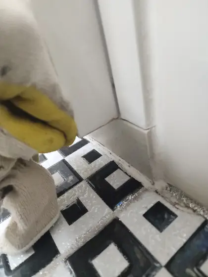 욕실문 걸림 — 문턱 위에 걸린 문짝 아래