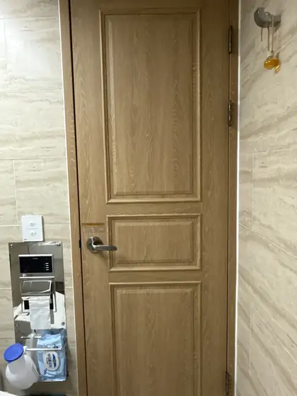 문턱에 걸리는 문 — 닫아 둔 욕실문 전체